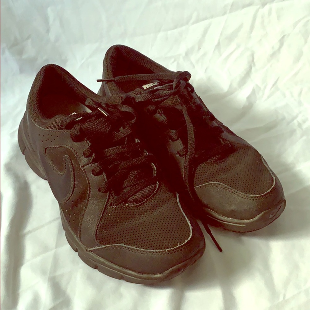 Women’s Black Nike Shoes 👞